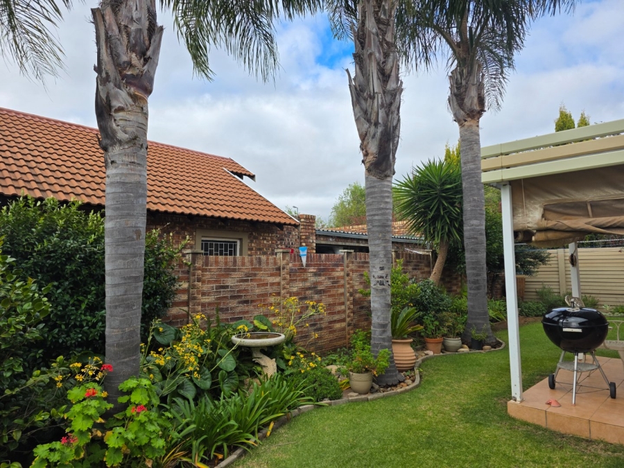 2 Bedroom Property for Sale in Langenhovenpark Free State